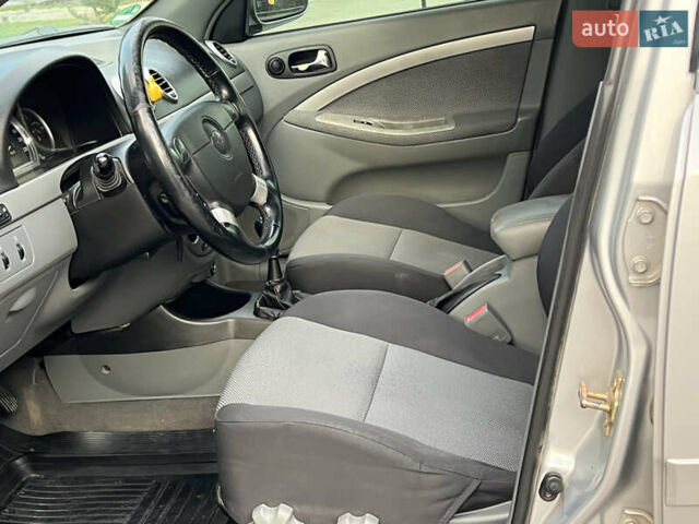 Серый Шевроле Нубира, объемом двигателя 1.8 л и пробегом 303 тыс. км за 3950 $, фото 27 на Automoto.ua