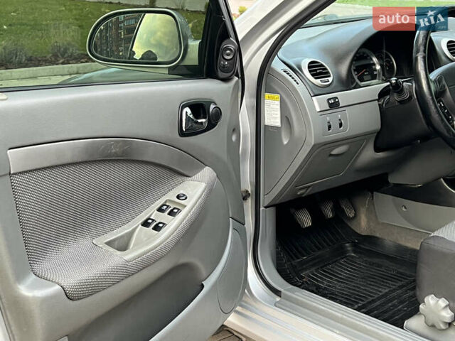 Серый Шевроле Нубира, объемом двигателя 1.8 л и пробегом 303 тыс. км за 3950 $, фото 29 на Automoto.ua
