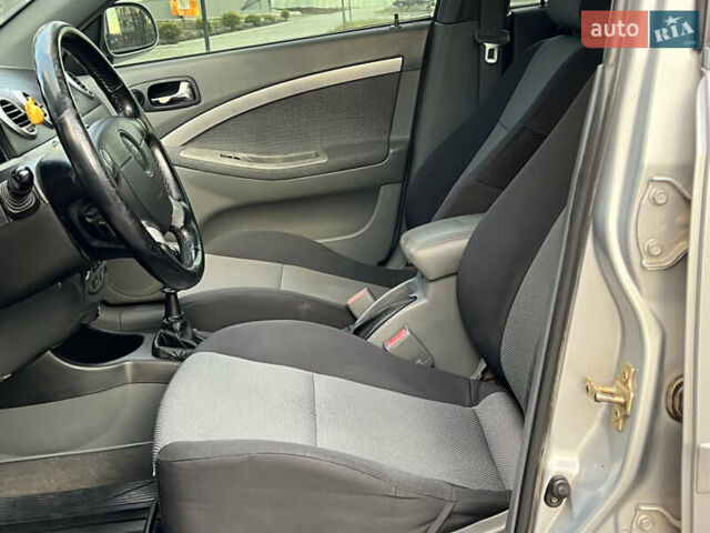 Серый Шевроле Нубира, объемом двигателя 1.8 л и пробегом 303 тыс. км за 3950 $, фото 26 на Automoto.ua