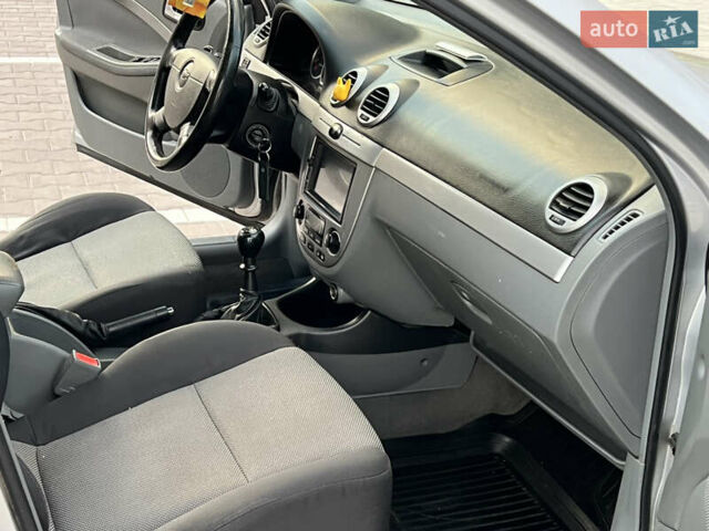 Серый Шевроле Нубира, объемом двигателя 1.8 л и пробегом 303 тыс. км за 3950 $, фото 37 на Automoto.ua