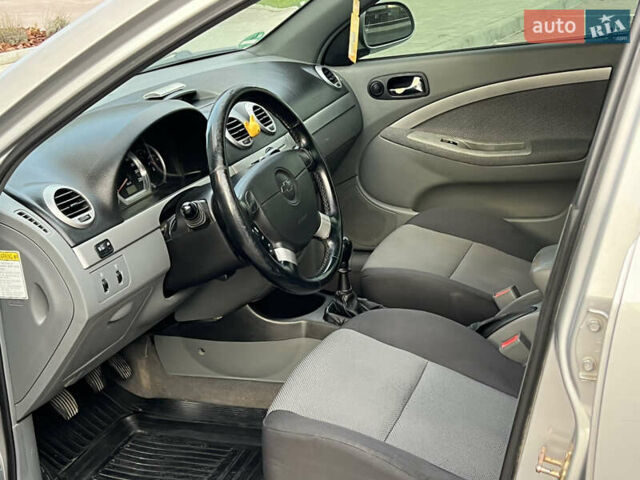 Серый Шевроле Нубира, объемом двигателя 1.8 л и пробегом 303 тыс. км за 3950 $, фото 28 на Automoto.ua