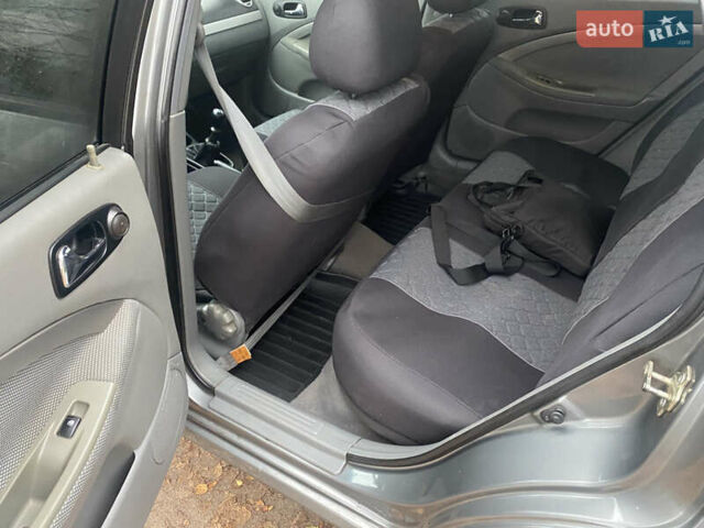 Серый Шевроле Нубира, объемом двигателя 1.6 л и пробегом 198 тыс. км за 5600 $, фото 9 на Automoto.ua