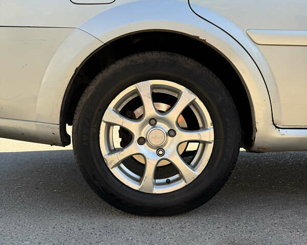 Серый Шевроле Нубира, объемом двигателя 1.6 л и пробегом 264 тыс. км за 4500 $, фото 5 на Automoto.ua