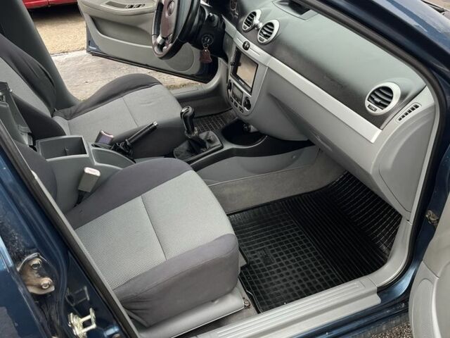 Синий Шевроле Нубира, объемом двигателя 2 л и пробегом 240 тыс. км за 4900 $, фото 2 на Automoto.ua