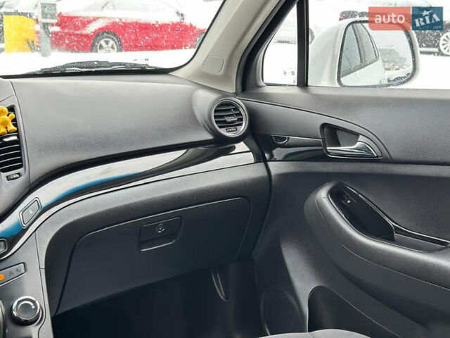 Білий Шевроле Орландо, об'ємом двигуна 0 л та пробігом 219 тис. км за 9400 $, фото 25 на Automoto.ua