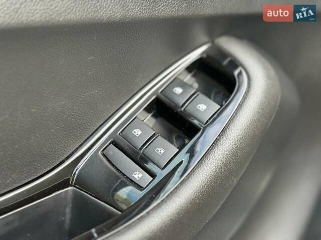 Белый Шевроле Орландо, объемом двигателя 2 л и пробегом 219 тыс. км за 9600 $, фото 13 на Automoto.ua