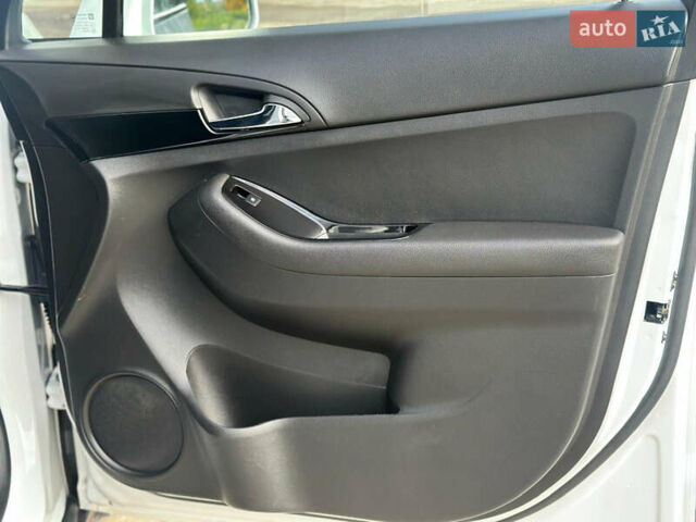 Белый Шевроле Орландо, объемом двигателя 2 л и пробегом 219 тыс. км за 9600 $, фото 24 на Automoto.ua