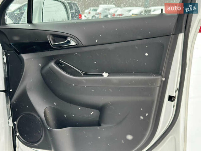 Білий Шевроле Орландо, об'ємом двигуна 0 л та пробігом 219 тис. км за 9400 $, фото 26 на Automoto.ua