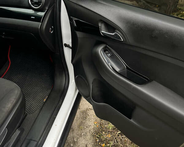 Белый Шевроле Орландо, объемом двигателя 1.8 л и пробегом 280 тыс. км за 7800 $, фото 11 на Automoto.ua