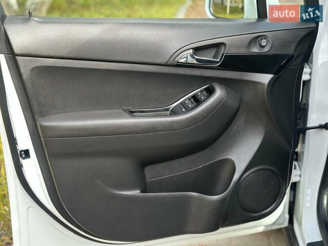 Белый Шевроле Орландо, объемом двигателя 2 л и пробегом 219 тыс. км за 9600 $, фото 12 на Automoto.ua