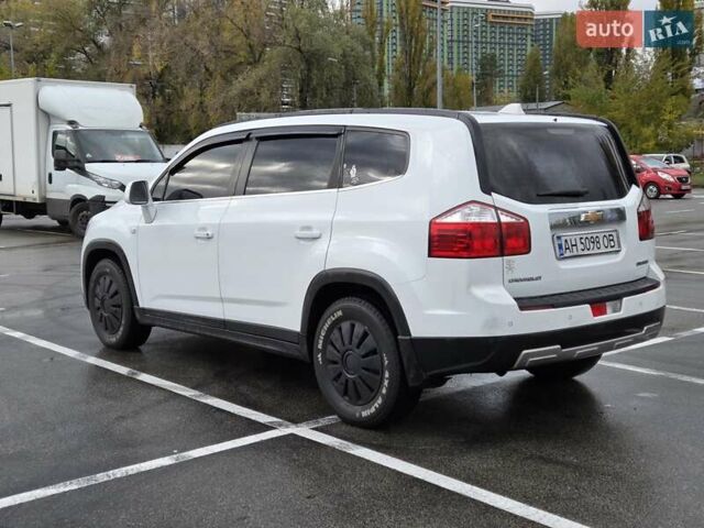 Білий Шевроле Орландо, об'ємом двигуна 2 л та пробігом 120 тис. км за 8800 $, фото 4 на Automoto.ua