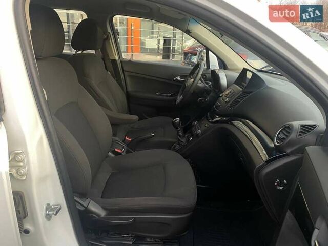 Білий Шевроле Орландо, об'ємом двигуна 1.8 л та пробігом 241 тис. км за 7900 $, фото 18 на Automoto.ua