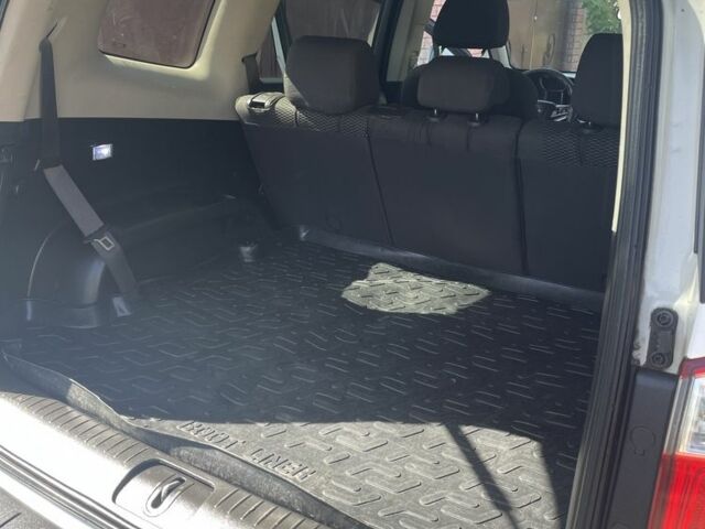 Білий Шевроле Орландо, об'ємом двигуна 2 л та пробігом 190 тис. км за 8200 $, фото 10 на Automoto.ua