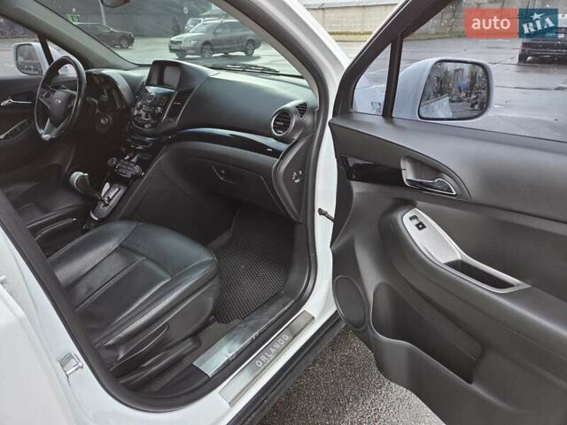 Білий Шевроле Орландо, об'ємом двигуна 2 л та пробігом 120 тис. км за 8800 $, фото 9 на Automoto.ua