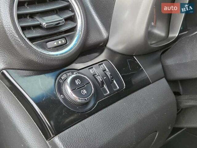 Білий Шевроле Орландо, об'ємом двигуна 2 л та пробігом 120 тис. км за 8800 $, фото 12 на Automoto.ua