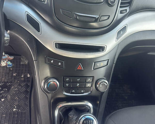 Білий Шевроле Орландо, об'ємом двигуна 1.8 л та пробігом 270 тис. км за 6700 $, фото 6 на Automoto.ua