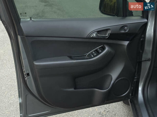 Сірий Шевроле Орландо, об'ємом двигуна 1.8 л та пробігом 167 тис. км за 8600 $, фото 21 на Automoto.ua