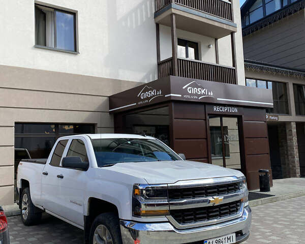 Белый Шевроле Сильверадо, объемом двигателя 5.33 л и пробегом 147 тыс. км за 26500 $, фото 2 на Automoto.ua