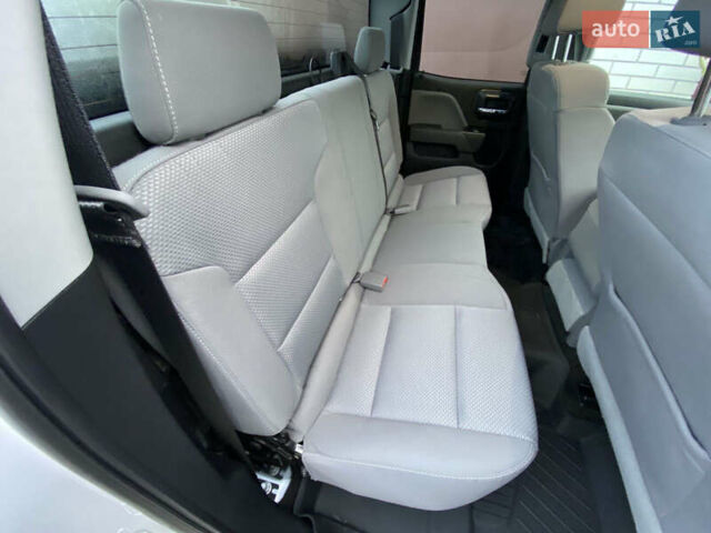 Білий Шевроле Сільверадо, об'ємом двигуна 5.3 л та пробігом 147 тис. км за 27000 $, фото 4 на Automoto.ua