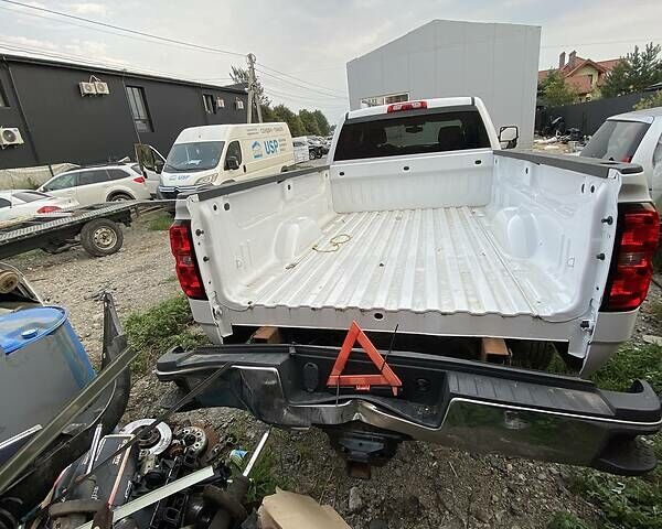 Білий Шевроле Сільверадо, об'ємом двигуна 6.6 л та пробігом 185 тис. км за 19400 $, фото 5 на Automoto.ua