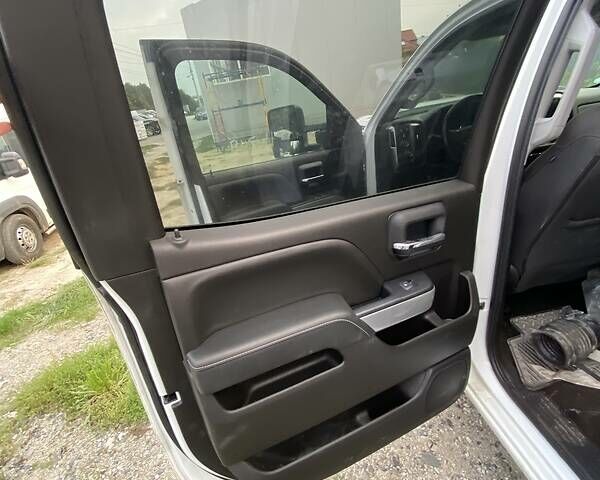 Білий Шевроле Сільверадо, об'ємом двигуна 6.6 л та пробігом 185 тис. км за 19400 $, фото 13 на Automoto.ua