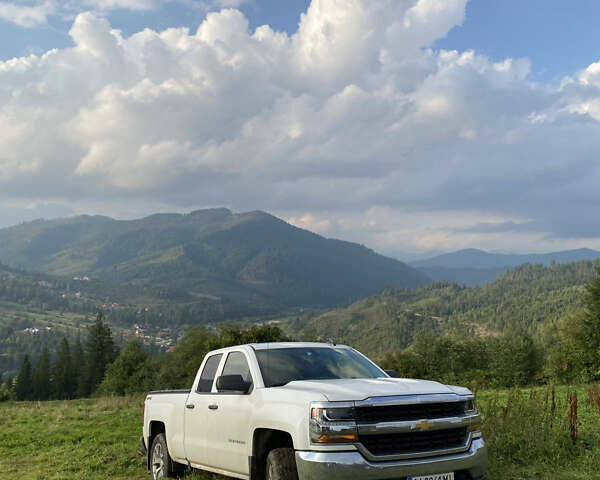 Білий Шевроле Сільверадо, об'ємом двигуна 5.3 л та пробігом 147 тис. км за 27000 $, фото 1 на Automoto.ua