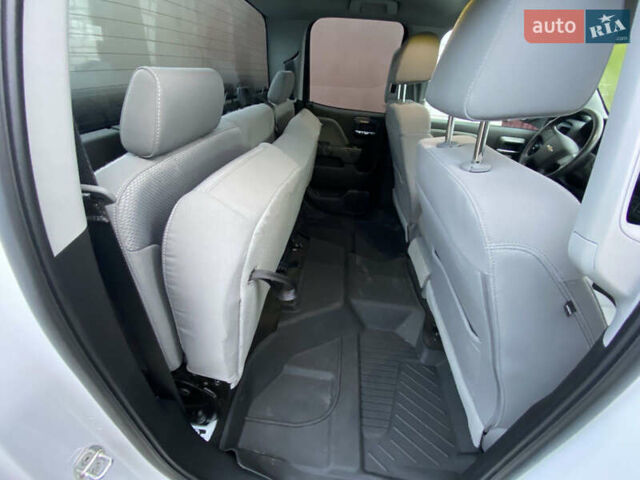 Білий Шевроле Сільверадо, об'ємом двигуна 5.3 л та пробігом 147 тис. км за 27000 $, фото 5 на Automoto.ua