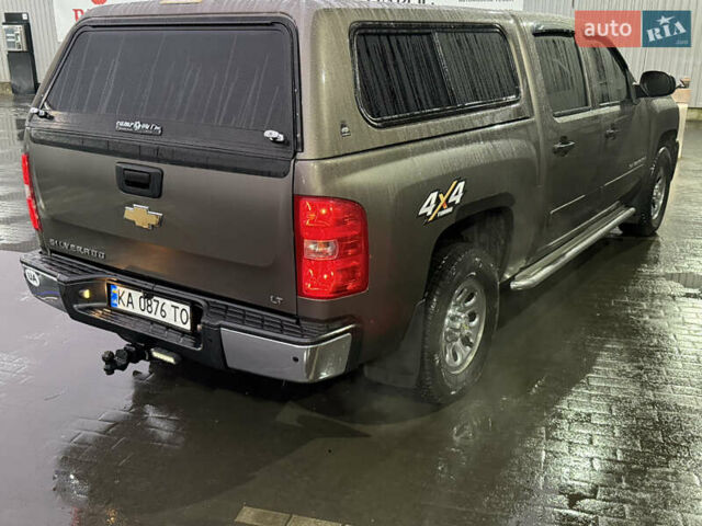 Серый Шевроле Сильверадо, объемом двигателя 4.8 л и пробегом 141 тыс. км за 15700 $, фото 5 на Automoto.ua