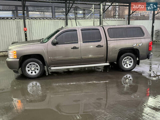 Серый Шевроле Сильверадо, объемом двигателя 4.8 л и пробегом 141 тыс. км за 15700 $, фото 12 на Automoto.ua
