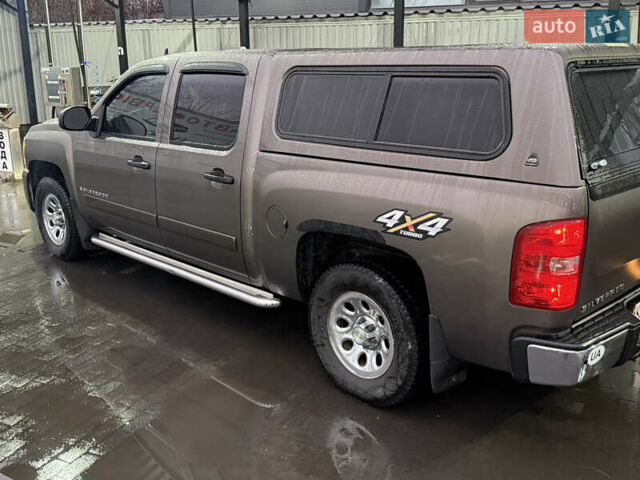 Серый Шевроле Сильверадо, объемом двигателя 4.8 л и пробегом 141 тыс. км за 15700 $, фото 10 на Automoto.ua