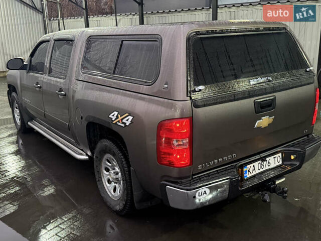 Серый Шевроле Сильверадо, объемом двигателя 4.8 л и пробегом 141 тыс. км за 15700 $, фото 9 на Automoto.ua
