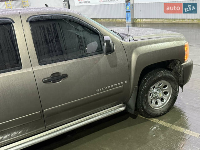 Серый Шевроле Сильверадо, объемом двигателя 4.8 л и пробегом 141 тыс. км за 15700 $, фото 4 на Automoto.ua