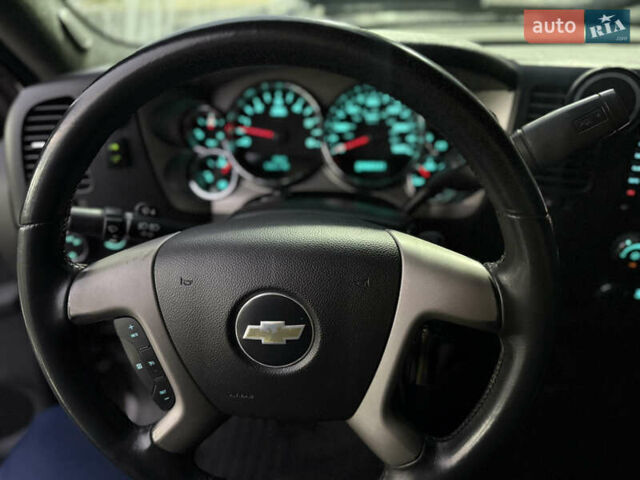 Серый Шевроле Сильверадо, объемом двигателя 4.8 л и пробегом 141 тыс. км за 15700 $, фото 22 на Automoto.ua