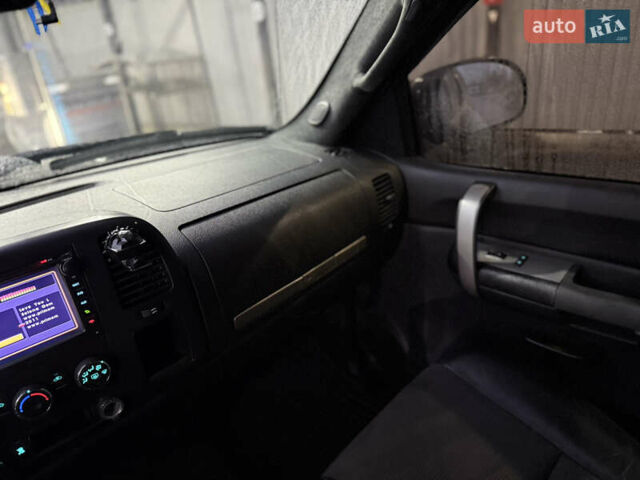 Серый Шевроле Сильверадо, объемом двигателя 4.8 л и пробегом 141 тыс. км за 15700 $, фото 23 на Automoto.ua