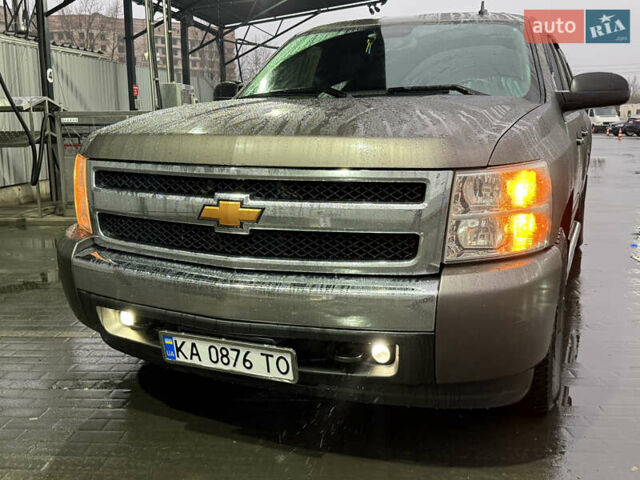 Серый Шевроле Сильверадо, объемом двигателя 4.8 л и пробегом 141 тыс. км за 15700 $, фото 2 на Automoto.ua