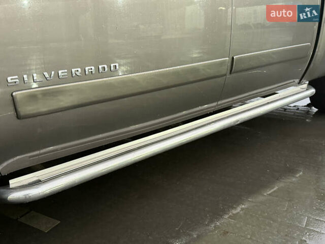 Серый Шевроле Сильверадо, объемом двигателя 4.8 л и пробегом 141 тыс. км за 15700 $, фото 16 на Automoto.ua