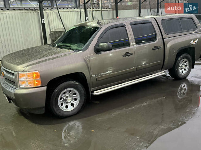 Серый Шевроле Сильверадо, объемом двигателя 4.8 л и пробегом 141 тыс. км за 15700 $, фото 13 на Automoto.ua