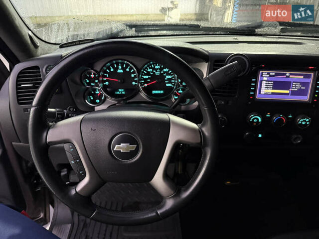 Серый Шевроле Сильверадо, объемом двигателя 4.8 л и пробегом 141 тыс. км за 15700 $, фото 20 на Automoto.ua