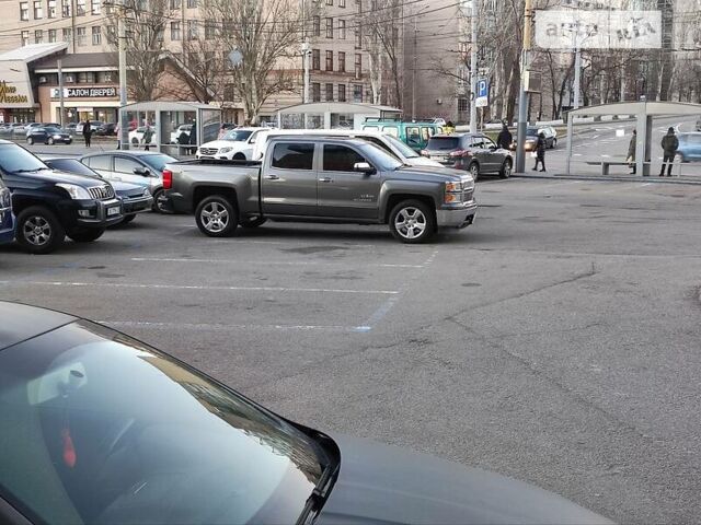 Сірий Шевроле Сільверадо, об'ємом двигуна 5.3 л та пробігом 188 тис. км за 15000 $, фото 1 на Automoto.ua