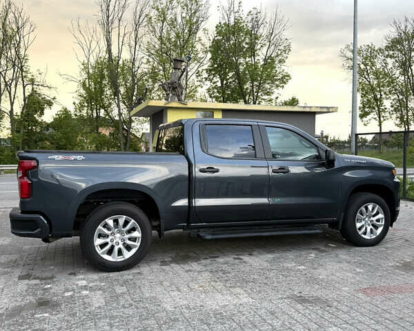 Серый Шевроле Сильверадо, объемом двигателя 2.73 л и пробегом 65 тыс. км за 43500 $, фото 3 на Automoto.ua