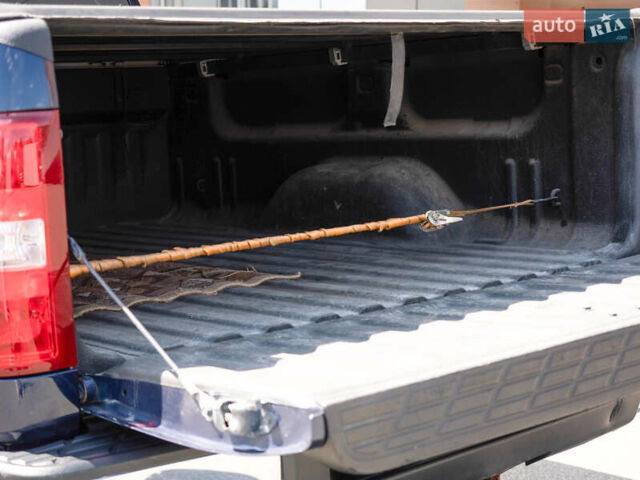 Синий Шевроле Сильверадо, объемом двигателя 5.33 л и пробегом 194 тыс. км за 13700 $, фото 3 на Automoto.ua