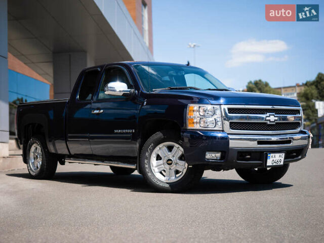 Синий Шевроле Сильверадо, объемом двигателя 5.33 л и пробегом 194 тыс. км за 13700 $, фото 1 на Automoto.ua