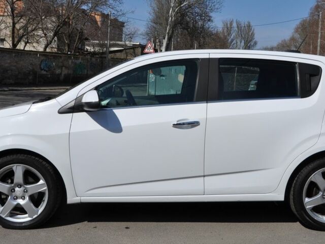 Белый Шевроле Соник, объемом двигателя 1.36 л и пробегом 152 тыс. км за 7000 $, фото 2 на Automoto.ua