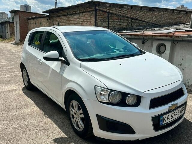 Белый Шевроле Соник, объемом двигателя 1.8 л и пробегом 121 тыс. км за 7800 $, фото 1 на Automoto.ua
