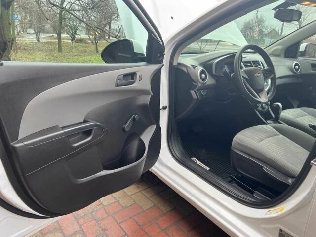 Белый Шевроле Соник, объемом двигателя 1.8 л и пробегом 114 тыс. км за 7800 $, фото 10 на Automoto.ua