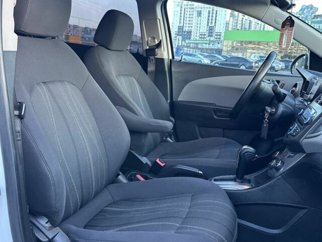 Белый Шевроле Соник, объемом двигателя 1.8 л и пробегом 170 тыс. км за 6799 $, фото 18 на Automoto.ua