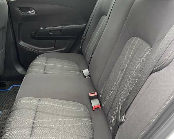 Білий Шевроле Сонік, об'ємом двигуна 1.8 л та пробігом 224 тис. км за 7000 $, фото 13 на Automoto.ua