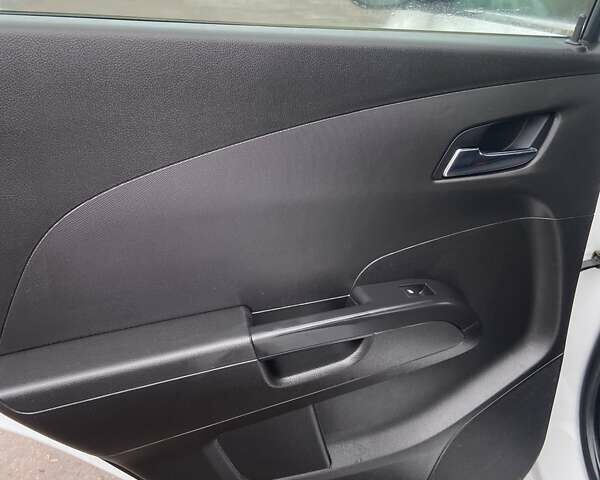 Білий Шевроле Сонік, об'ємом двигуна 1.8 л та пробігом 224 тис. км за 7000 $, фото 11 на Automoto.ua