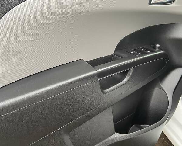 Білий Шевроле Сонік, об'ємом двигуна 1.8 л та пробігом 224 тис. км за 7000 $, фото 2 на Automoto.ua