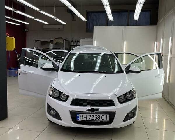 Белый Шевроле Соник, объемом двигателя 1.8 л и пробегом 151 тыс. км за 8500 $, фото 5 на Automoto.ua